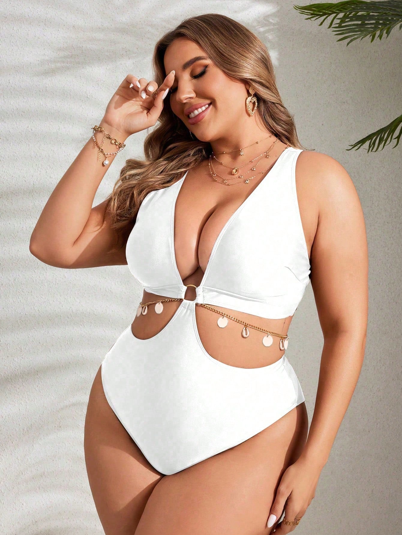 Maiô Plus Size com Detalhe Vazado e Anel