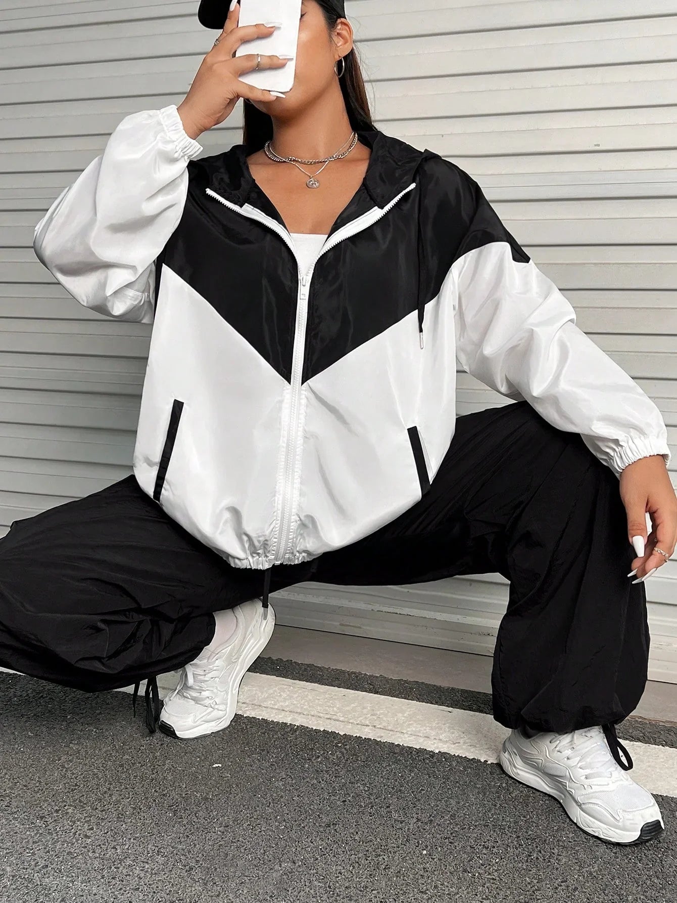 Corta-Vento Plus Size Com Capuz Sophia