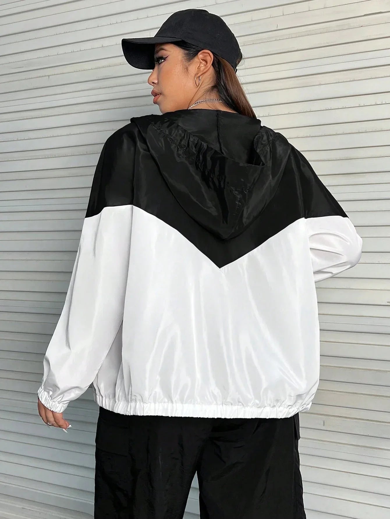 Corta-Vento Plus Size Com Capuz Sophia