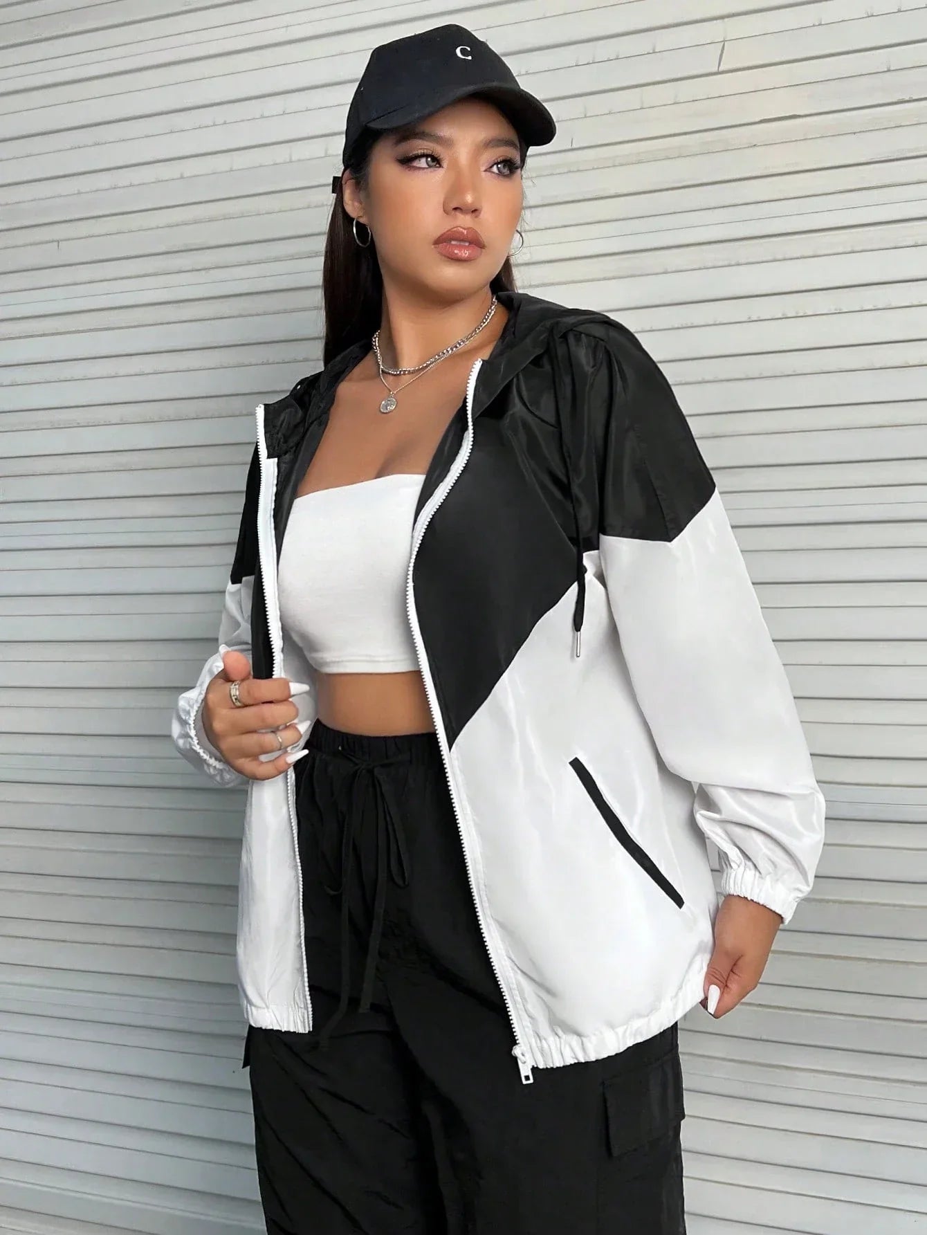 Corta-Vento Plus Size Com Capuz Sophia