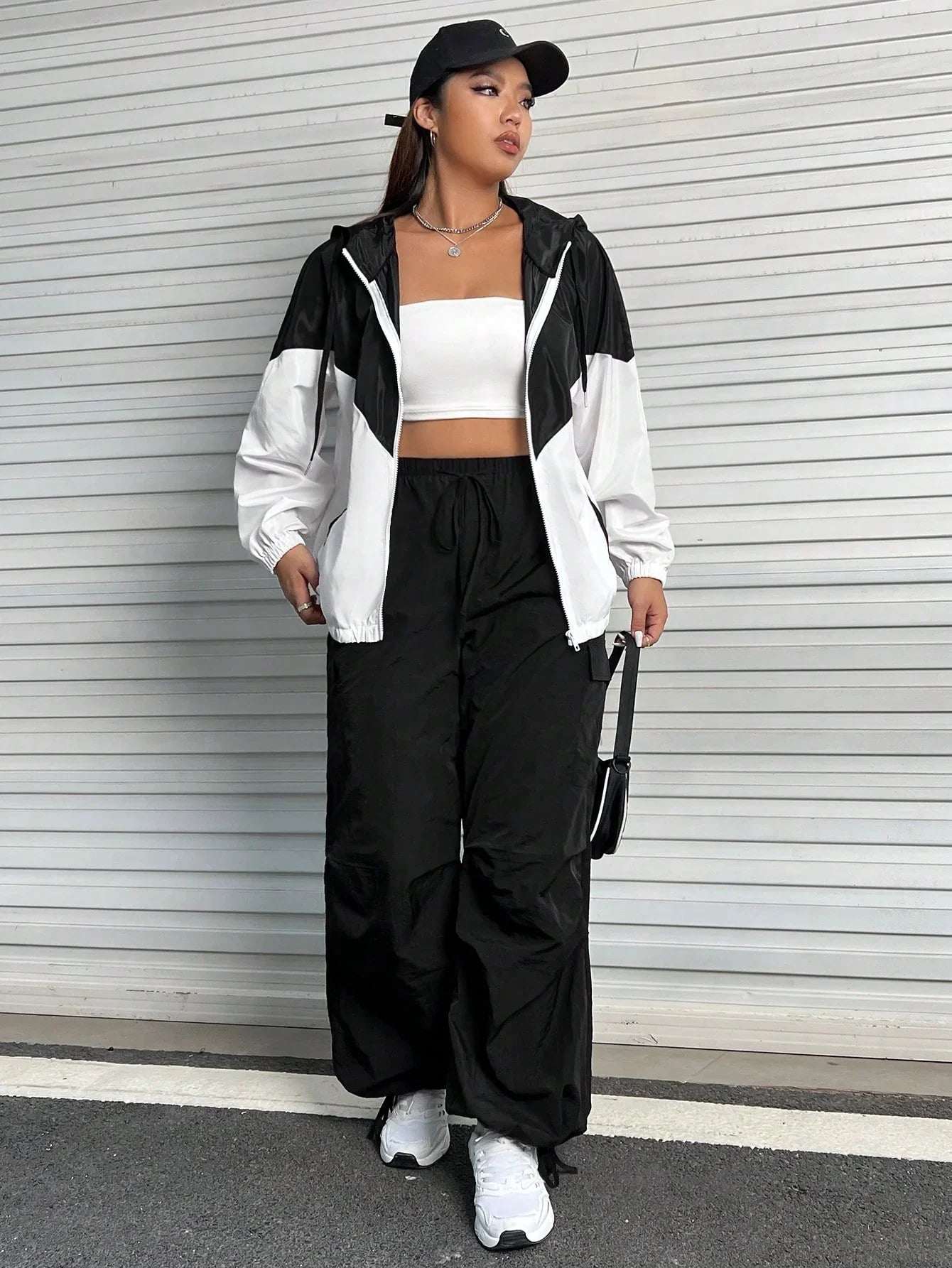 Corta-Vento Plus Size Com Capuz Sophia