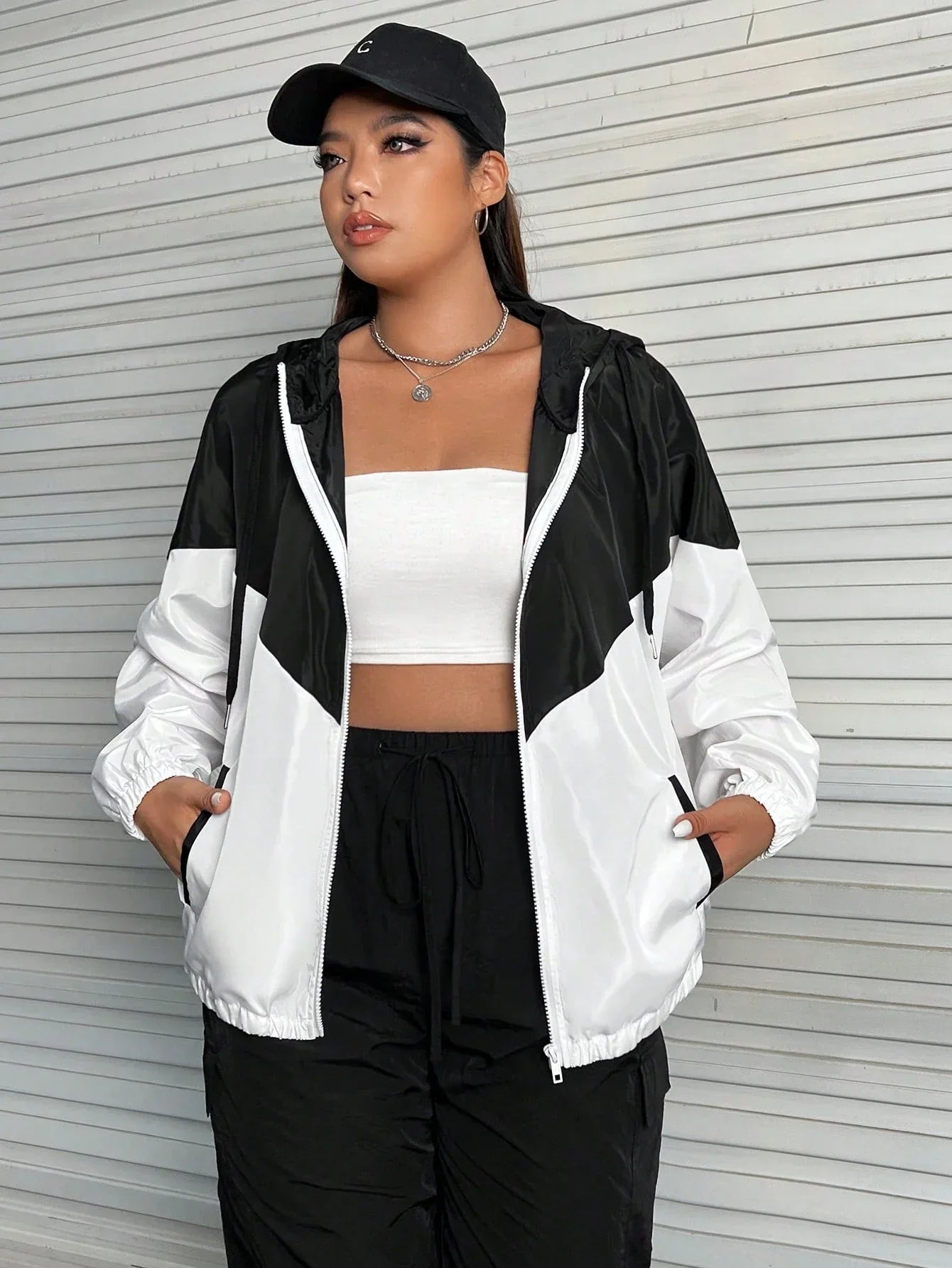 Corta-Vento Plus Size Com Capuz Sophia