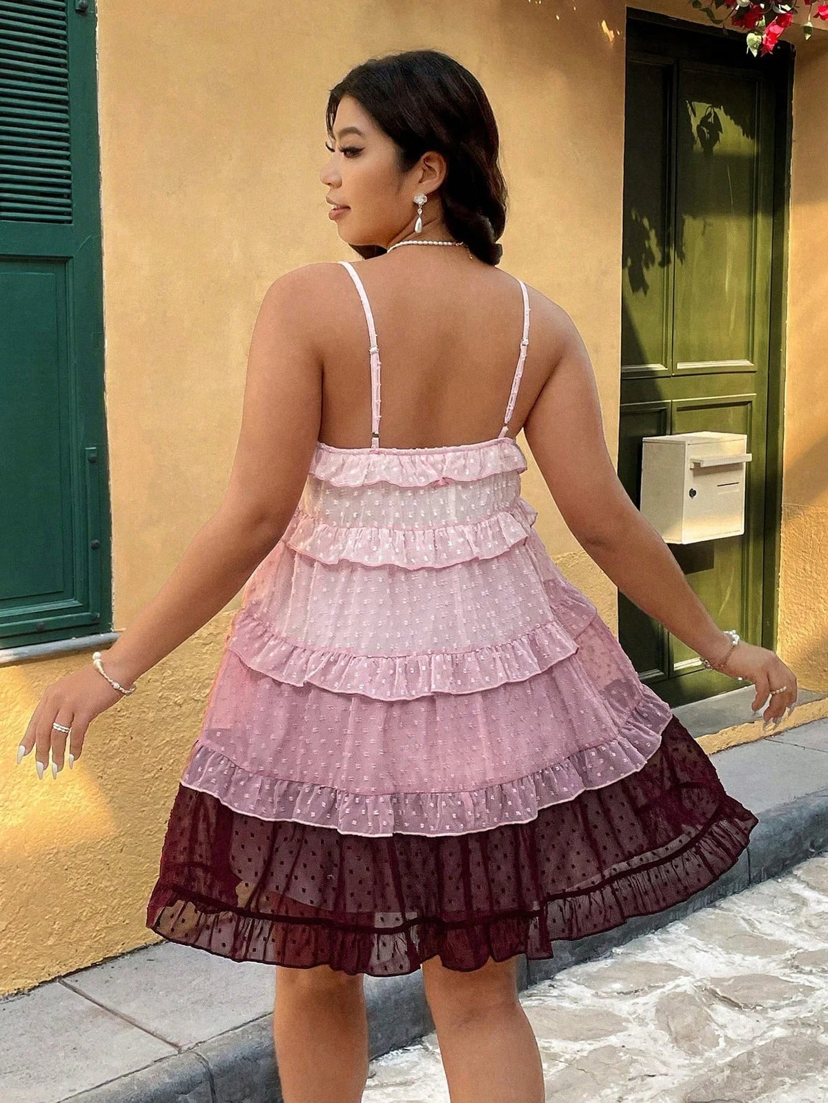 Vestido Curto com Babados Plus Size Savannah